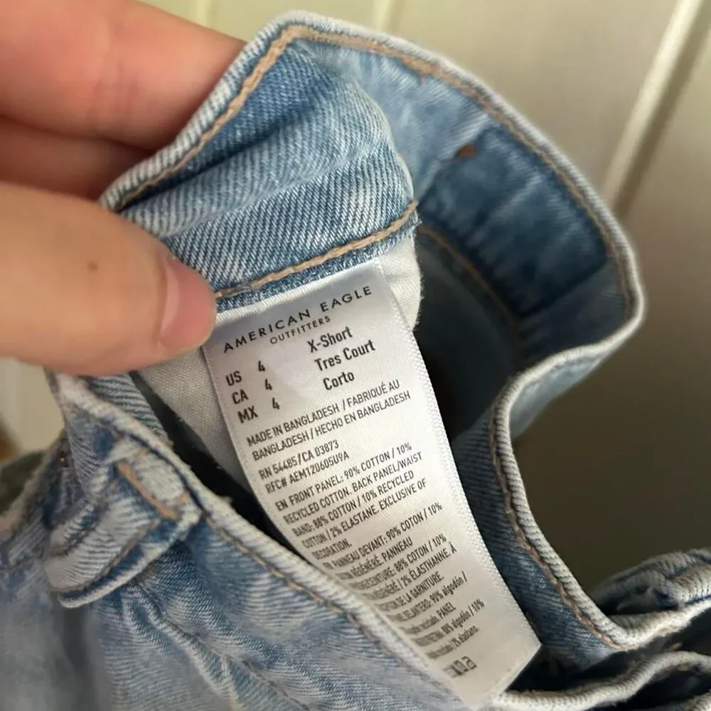 Low Rise Ultra Wide Leg Light Blue Jeans - American Eagle size 4